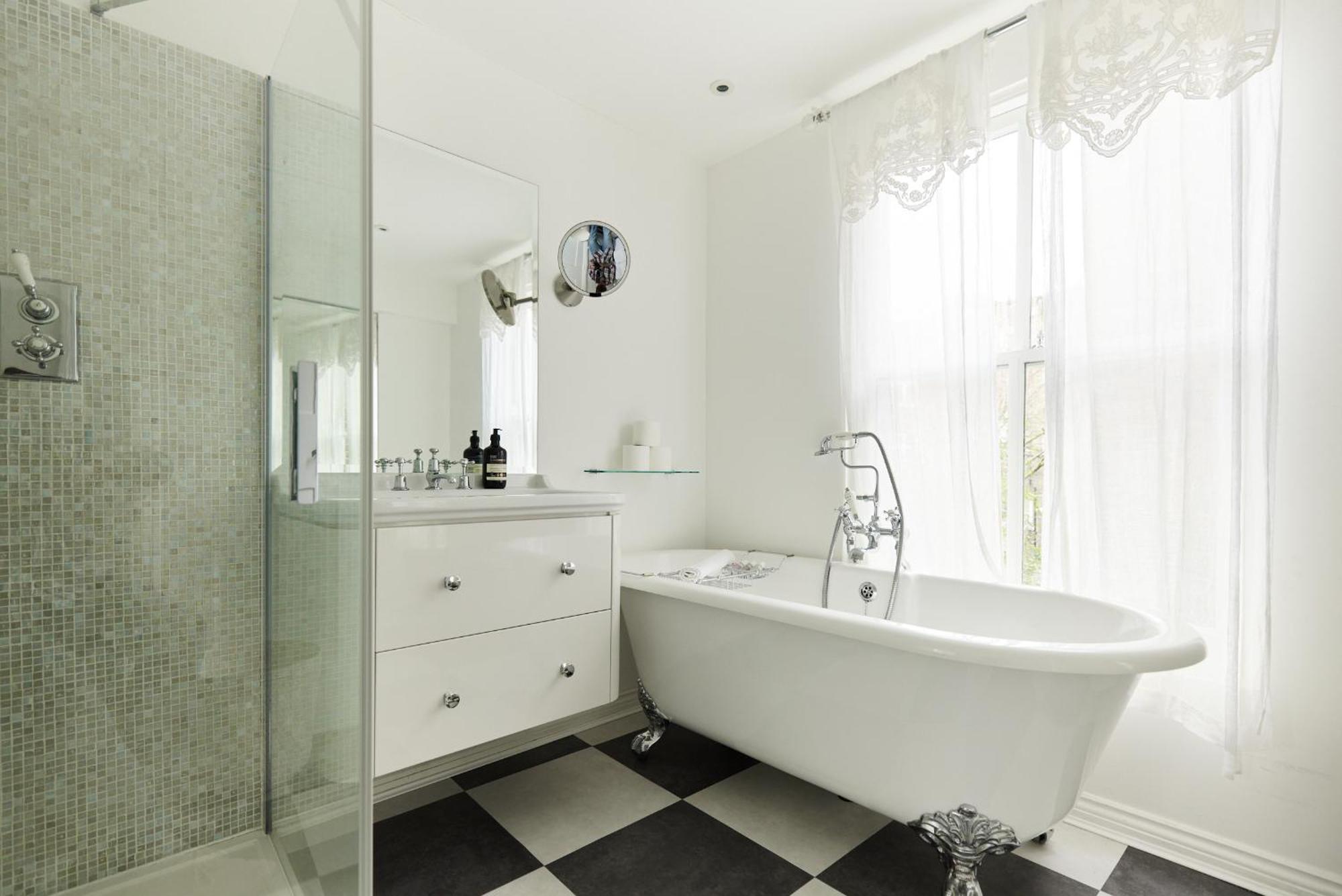 The Designers Suite Kensington - Stylish 1Bdr Flat 런던 외부 사진